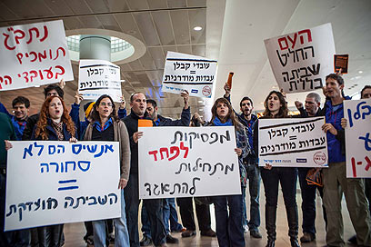 אנשי המחאה החברתית בנמל התעופה (צילום: נועם מושקוביץ) (צילום: נועם מושקוביץ)