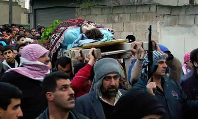 עשרות הרוגים בהפצצות הלילה. הלוויה בחומס (צילום: AP) (צילום: AP)