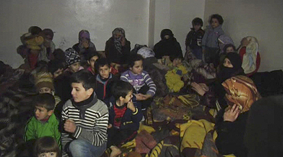 ילדים ונשים במרתפים בחומס. הכוחות של אסד כובשים את הבתים (צילום: AP) (צילום: AP)