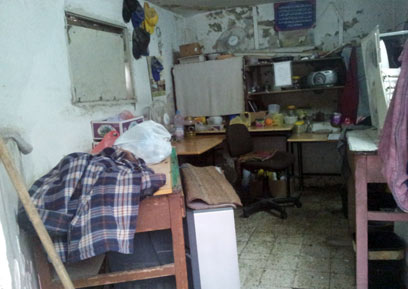 בבית הספר בעארה. סדקים, רטיבות ושירותים לא תקינים (צילום: חסן שעלאן) (צילום: ) (צילום: )