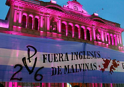 "אנגלים, צאו ממלווינס", נכתב על דגל ארגנטינה בארמון הנשיאות (צילום: רויטרס) (צילום: רויטרס)
