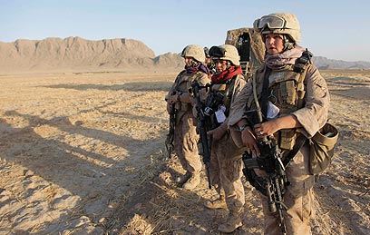 צועדות לאטן לקו החזית. חיילות אמריקניות באפגניסטן (צילום: AP) (צילום: AP)