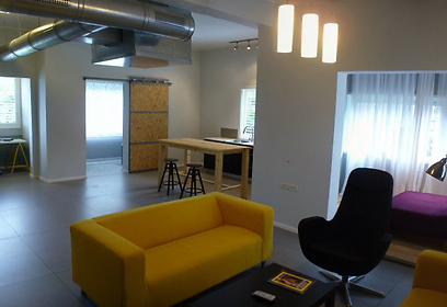 הצהוב בולט על כל השאר. הסלון (צילום: מריה בר) (צילום: מריה בר)