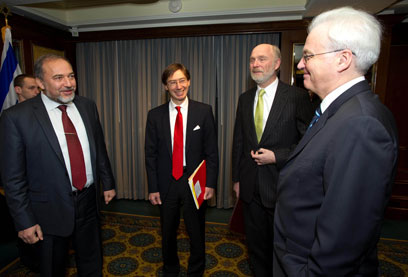 ליברמן במפגש עם השגרירים באו"ם (צילום: שחר עזרן) (צילום: שחר עזרן)