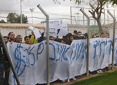 האוהדים מפגינים נגד המועדון (צילום: יובל חן) (צילום: יובל חן)