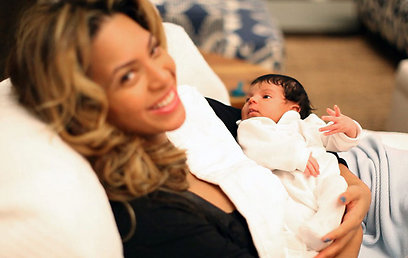 חמודה, חייכי למצלמה. ביונסה ובלו אייבי (צילום: AP Photo/Ed Burke for Beyonce.com) (צילום: AP Photo/Ed Burke for Beyonce.com)