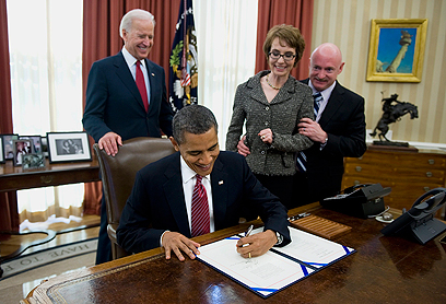 אובמה חותם על החוק האחרון של גיפורדס (צילום: EPA) (צילום: EPA)