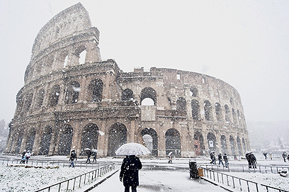 שוב שלג בקולוסיאום ברומא (צילום: EPA) (צילום: EPA)