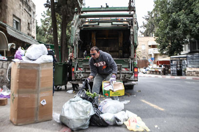 חוזרים לפנות אשפה, הבוקר בירושלים (צילום: נועם מושקוביץ) (צילום: נועם מושקוביץ)