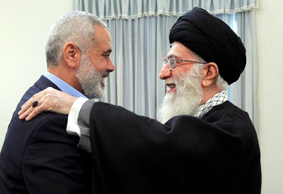 חמינאי והנייה, היום בטהרן. "איראן תעמוד לצדכם" (צילום: EPA) (צילום: EPA)
