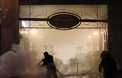 כוחות כיבוי בבית קפה שהועלה באש (צילום: AP) (צילום: AP)