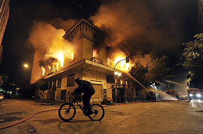 מהומות ביוון בעקבות תוכנית הקיצוצים. עוד התפרעויות בדרך? (צילום: AFP) (צילום: AFP)