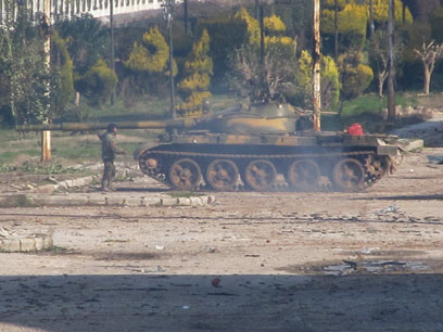 באו"ם גינו את השימוש בטנקים וארטילריה נגד אזרחים סורים (צילום: רויטרס) (צילום: רויטרס)