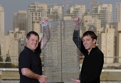 ברוכי (מימין) ופינק עם דוגמת החלון. לא חוסם את הנוף והאור (צילום: יובל חן ) (צילום: יובל חן )