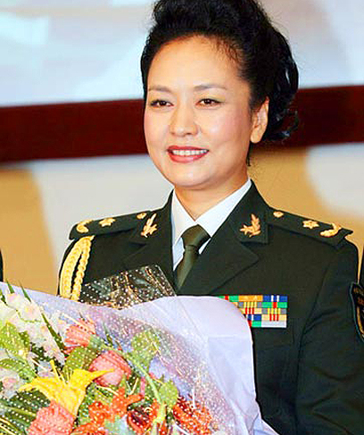 פנג בתקופתה כזמרת בצבא הסיני (צילום: CC Jackxue0) (צילום: CC Jackxue0)