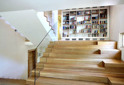 גרם המדרגות והספרייה הצבעונית. גם מדרגות וגם מושבים (צילום: עוזי פורת ) (צילום: עוזי פורת )