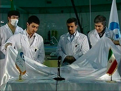 אחמדינג'אד מקבל הסברים מהמדענים בכור (צילום: רויטרס) (צילום: רויטרס)