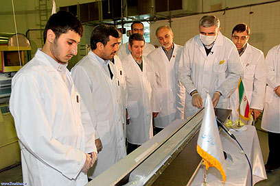 אחמדינג'אד בתוככי כור גרעיני באיראן (צילום: רויטרס) (צילום: רויטרס)