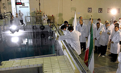 אחמדינג'אד בכור בטהרן (צילום: EPA) (צילום: EPA)