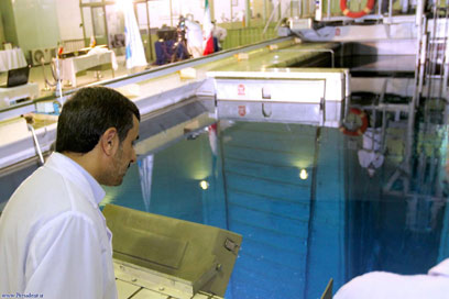 Ahmadinejad at nuclear reactor (Photo: AP)