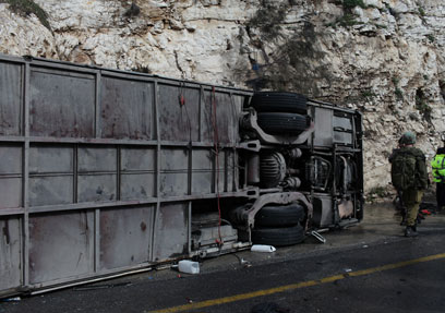 זירת התאונה. "לא נמצו גופות מתחת לאוטובוס" (צילום: אוהד צויגנברג) (צילום: אוהד צויגנברג)