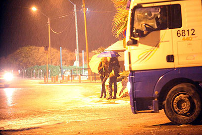 עובדות גם בגשם, אמש בתל אביב. "שוללים ממני זכות" (צילום: מוטי קמחי) (צילום: מוטי קמחי)