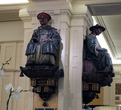 חכמים גם בלילה. פסלי 2 החכמים שעל שמם קרוי בית הקפה (צילום: יפה עירון קוץ) (צילום: יפה עירון קוץ)