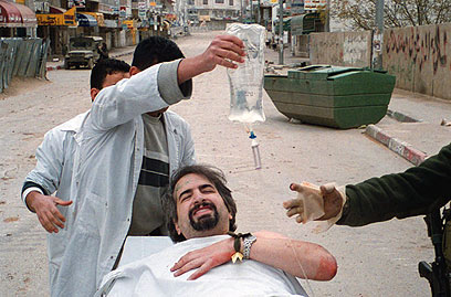 "לוחם ללא חת". שדיד לאחר שנפצע ברמאללה ב-2002 (צילום: AP) (צילום: AP)