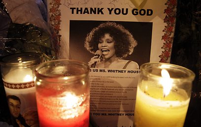 פרידת מעריצים מוויטני אחרי מותה הטרגי  (צילום: AFP) (צילום: AFP)
