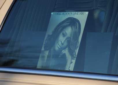 הרכב ובו גופתה של וויטני יוסטון מגיע לכנסייה שבה נערכת ההלווייה (צילום: AFP) (צילום: AFP)