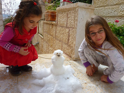 איש שלג קטן. משפחת בקר בירושלים (צילום: רינת בקר) (צילום: רינת בקר)