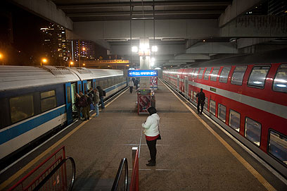 תחנת רכבת מרכז בתל-אביב. מה יהיה בבוקר? (צילום: בן קלמר) (צילום: בן קלמר)