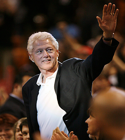 חבר יקר. ביל קלינטון מגיע לביקור (צילום: AP) (צילום: AP)