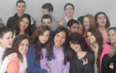 במרכז התמונה, עם חבריה. ג'נל לא יודעת שפה אחרת  (צילום: עמותת ילדים ישראלים) (צילום: עמותת ילדים ישראלים)