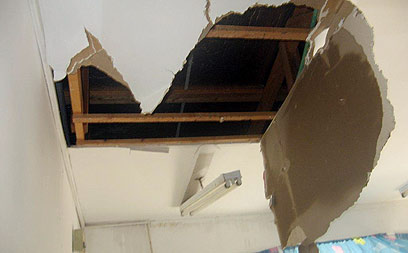 התקרה שקרסה בבית הספר שפרינצק (צילום: מנחם מושליון) (צילום: מנחם מושליון)
