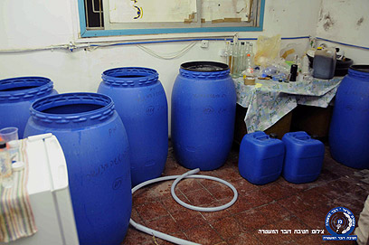 אחת המזקקות לייצור אלכוהול מזויף (צילום: באדיבות משטרת ישראל) (צילום: באדיבות משטרת ישראל)