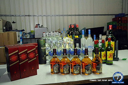 בקבוקים מזויפים שתפסו השוטרים (צילום: באדיבות משטרת ישראל) (צילום: באדיבות משטרת ישראל)