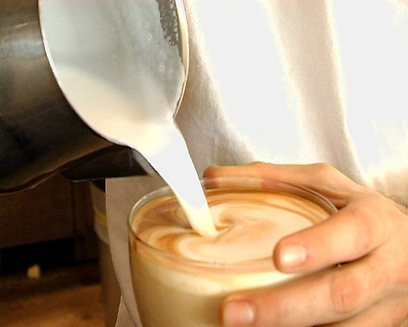 הקפה יכול לעלות לנו בעוד 300 קלוריות ליום (צילום: אבישי זיגמן) (צילום: אבישי זיגמן)