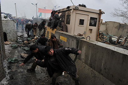 מאוחדים נגד האויב הזר. מפגינים מול בסיס בגראם האמריקני באפגניסטן (צילום: AFP) (צילום: AFP)