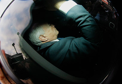 שטראוס-קאהן בדרכו לחקירה בליל (צילום: AP) (צילום: AP)