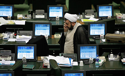 הנשיא יאבד קולות רבים משום שיצא נגד אנשי הדת. הפרלמנט בטהרן (צילום: AP) (צילום: AP)