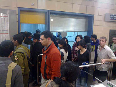 נוסעים שנתקעו בתחנת אשדוד (צילום: דניאל צ) (צילום: דניאל צ)