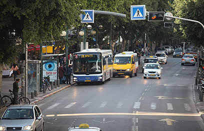 "לעודד נוסעים להעדיף את התחבורה הציבורית" (צילום: מוטי קמחי) (צילום: מוטי קמחי)