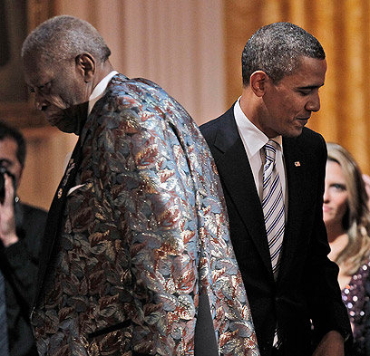 אובמה בהופעה בבית הלבן עם בי.בי קינג. עלייה משמעותית בתמיכה (צילום: AP) (צילום: AP)