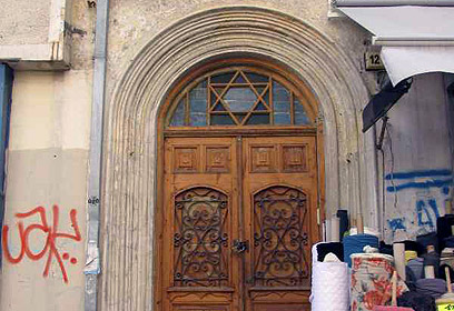 דלת הכניסה. מעוטרת במגן דוד (צילום: נעמה ריבה) (צילום: נעמה ריבה)