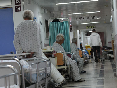 הקשישים במסדרון בית החולים "ברזילי". המדינה מפרקת את המערכות הציבוריות  (צילום: חיים הורנשטיין) (צילום: חיים הורנשטיין)