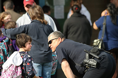 השוטרים תחקרו את התלמידים הצעירים (צילום: AP) (צילום: AP)