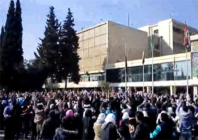 הפגנת סטודנטים באוניברסיטה בחלב (צילום: AP) (צילום: AP)