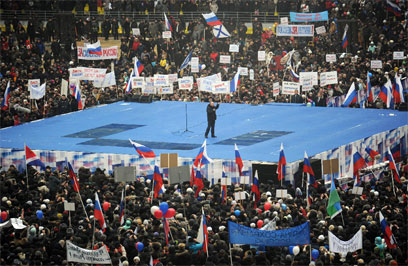פוטין במרכז הבמה, מול קהל אוהד (צילום: AFP) (צילום: AFP)