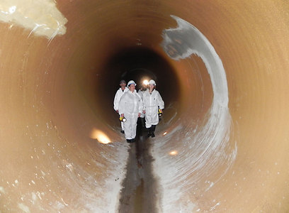 Workers at National Water Carrier tunnels, 2013 (Photo: Ziv Reinstein)  (Photo: Ziv Reinstein)